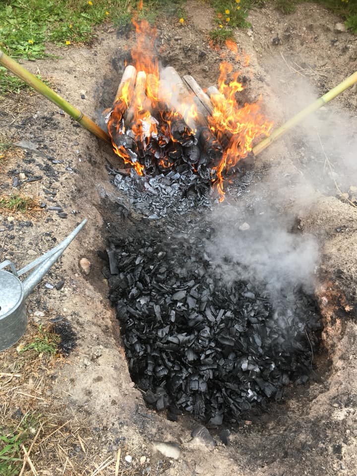 「竹の消炭は、焼きながら消すのがコツ♪」