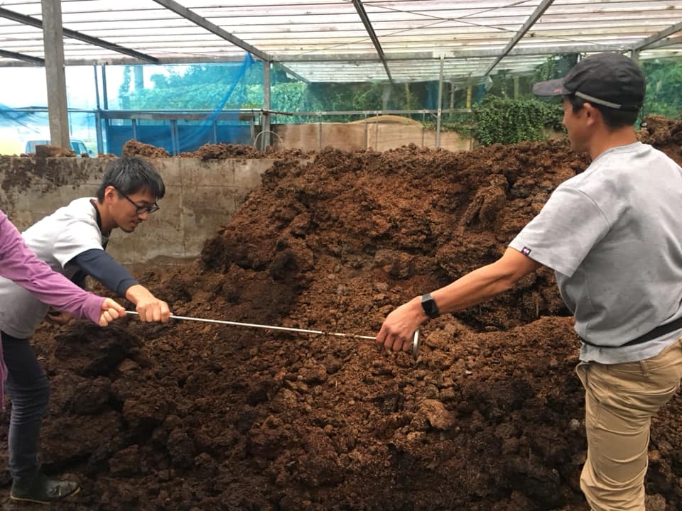 「TAMファームさんで、ワークショップ♪①」ー堆肥づくりーー