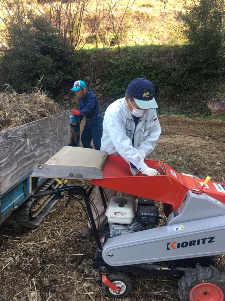 「助っ人さんが、チッパーで粉砕中！」